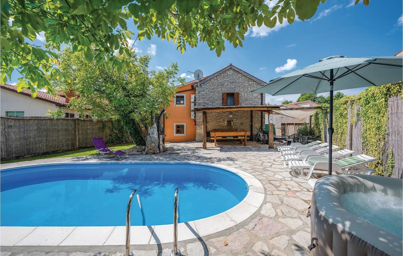 Foto 3 von 53: Geräumige Ferienwohnung mit Pool und Terrasse in der Nähe des Restaurants „Pazin Zapad“