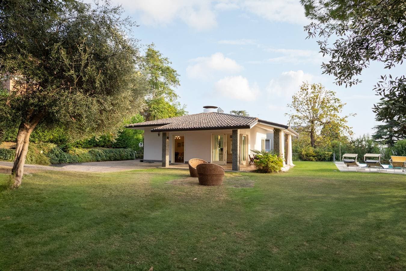 Foto 3 von 45: Regarda - "Villa Infinity", Stillvoll und Elegant  mit privatem Pool und Seeblick