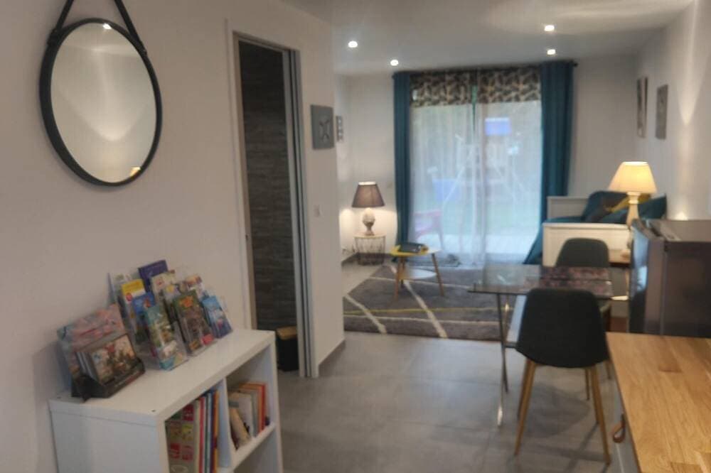 Beachfront studio with pool. 1
