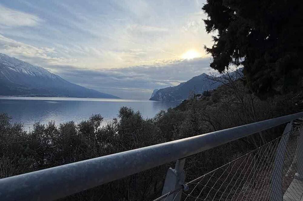 Foto 13 von 25: Ferienwohnung mit Balkon, Seeblick und Pool