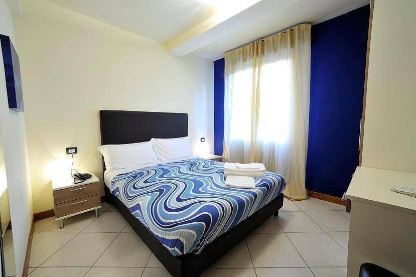 Foto 7 von 10: Double Room with Private Bathroom