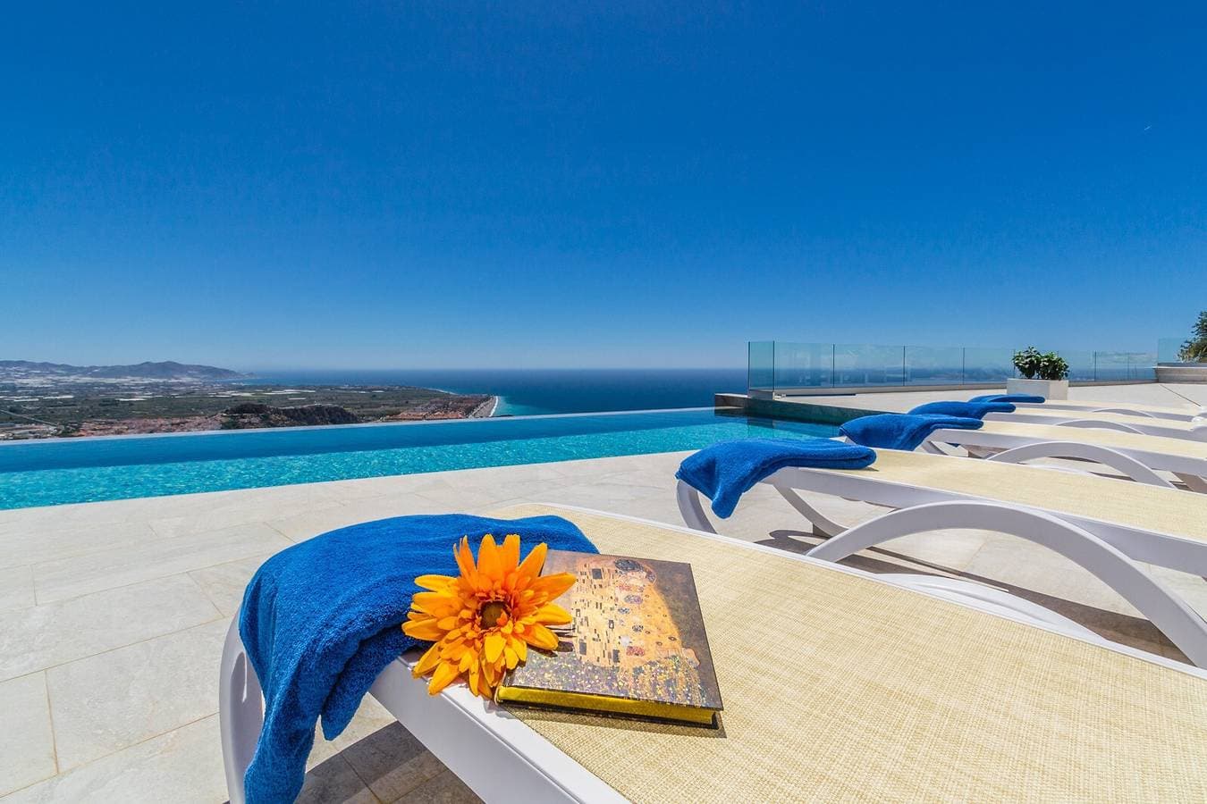 Foto 3 von 35: Villa 'La Grande Bleue' mit Meerblick, WLAN und Klimaanlage