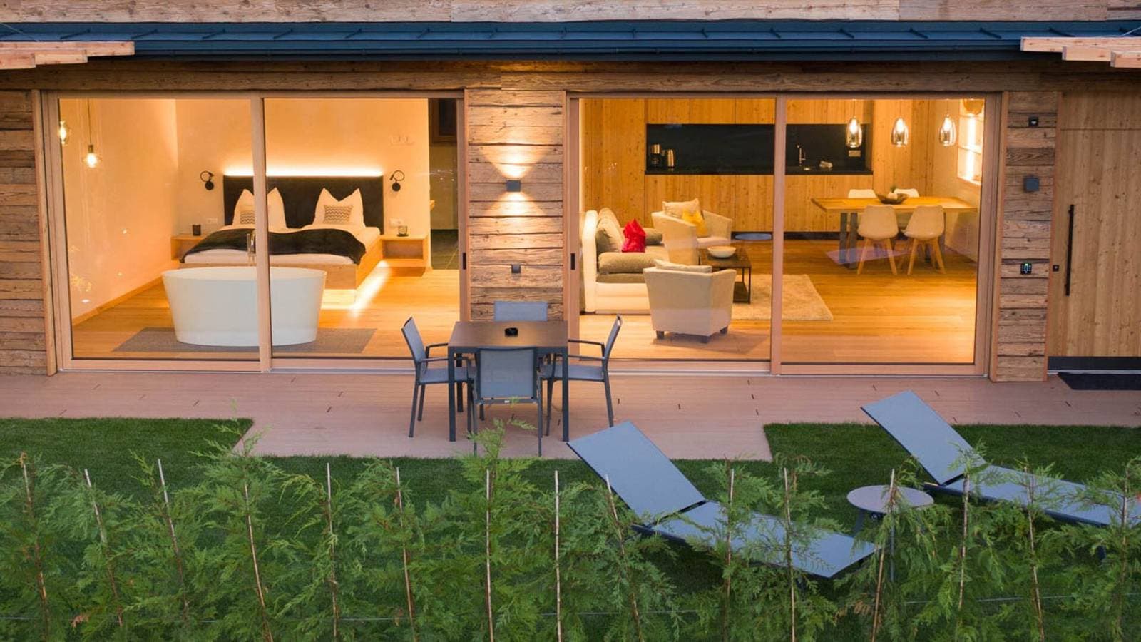 Foto 2 von 34: Schöne Ferienwohnung "Aura Chalets No 2" mit Bergblick, WLAN & Garten
