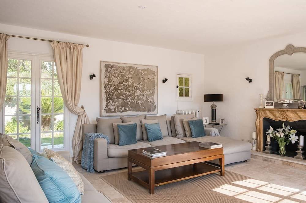 Foto 11 von 30: Stunning hilltop villa with private pool.