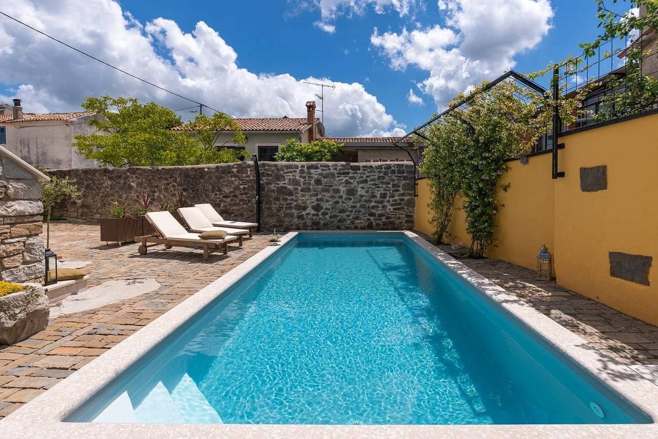Foto 3 von 38: Ländliche Villa Katarina Gračišće mit Pools und einer Sauna