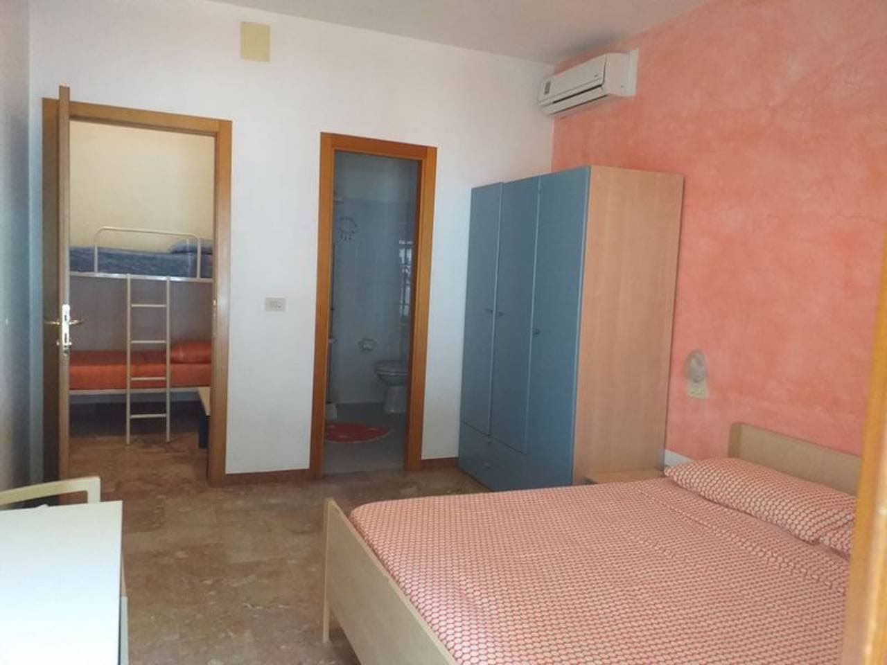 Foto 2 von 15: Geräumiges Doppelzimmer nur einen Steinwurf vom Meer entfernt # 1