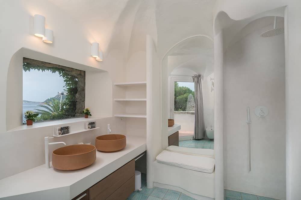 Foto 13 von 30: Waterfront mediterranean style villa with stunning sea views