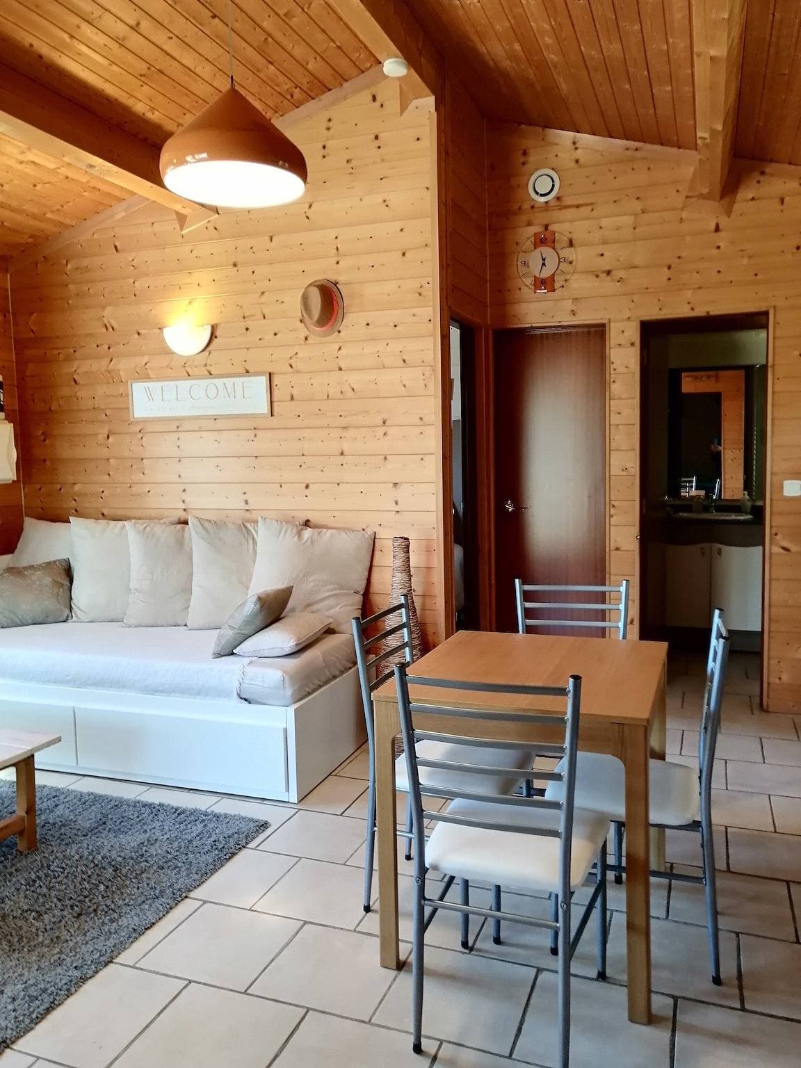 Foto 8 von 16: Cottage 'Gîte - La Petite Maison De Noémie' mit privater Terrasse, WLAN und Klimaanlage