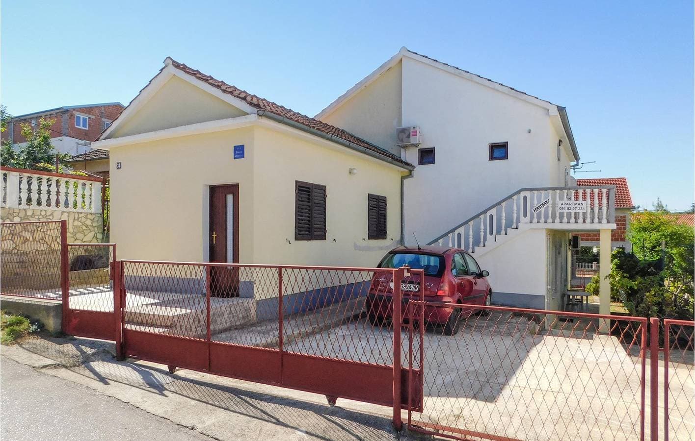 Gemütliche Ferienwohnung mit Terrasse, Klimaanlage und Parkplatz in der Nähe der Küste von Donji Karin 1