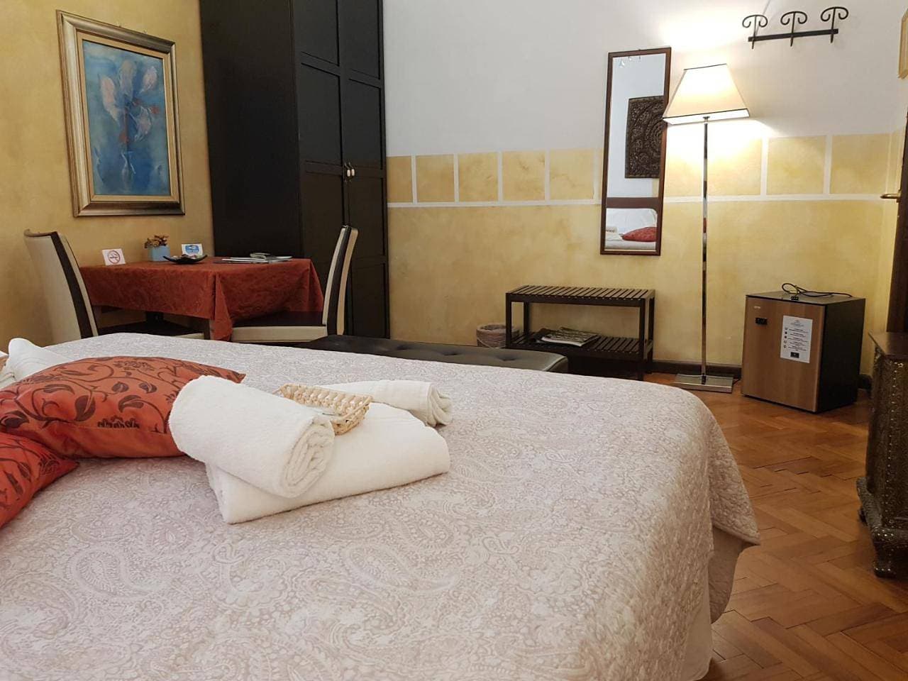 Foto 7 von 8: Double or Twin Room with Shared Bathroom