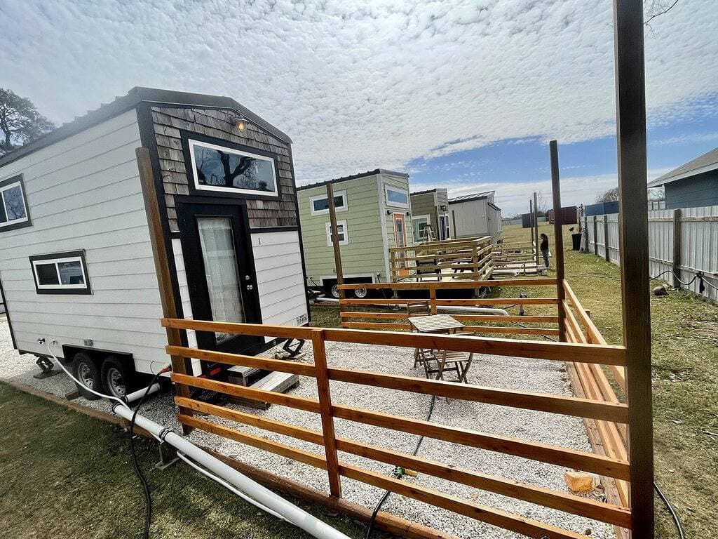 Foto 3 von 15: Houston Tiny Home New, Tx Monthly Magazine Builder