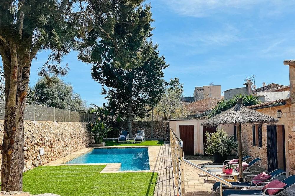Petita des Llombards charmante Finca direkt im Ort Es llombards mit Hof und Pool 1