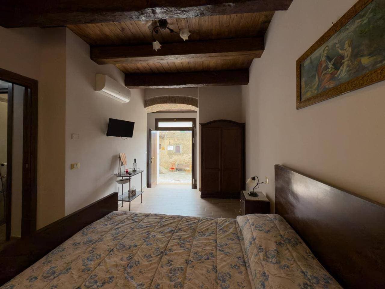Foto 7 von 9: Double Room with Private Bathroom