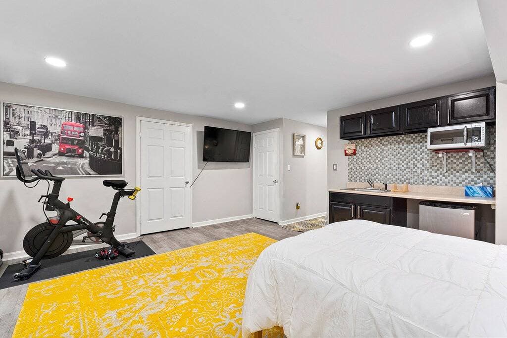 Foto 5 von 67: Luxurious home with golf course view, deck, grill, Peloton! King size bed.