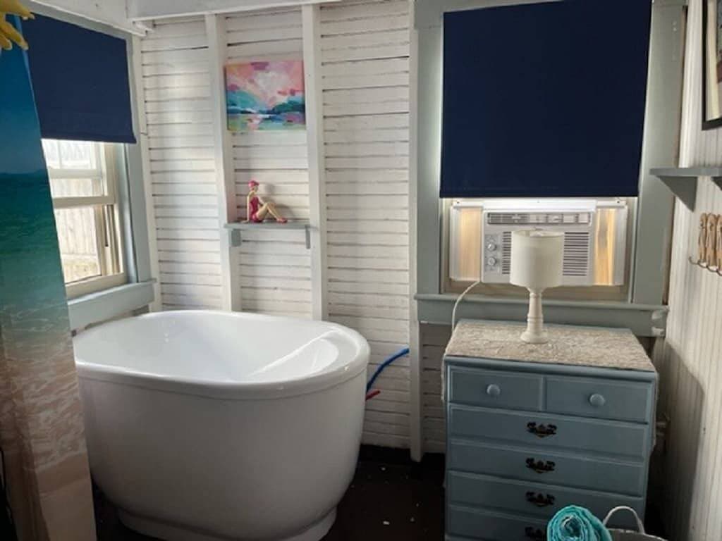 Foto 7 von 30: Tiny home steps from the beach.