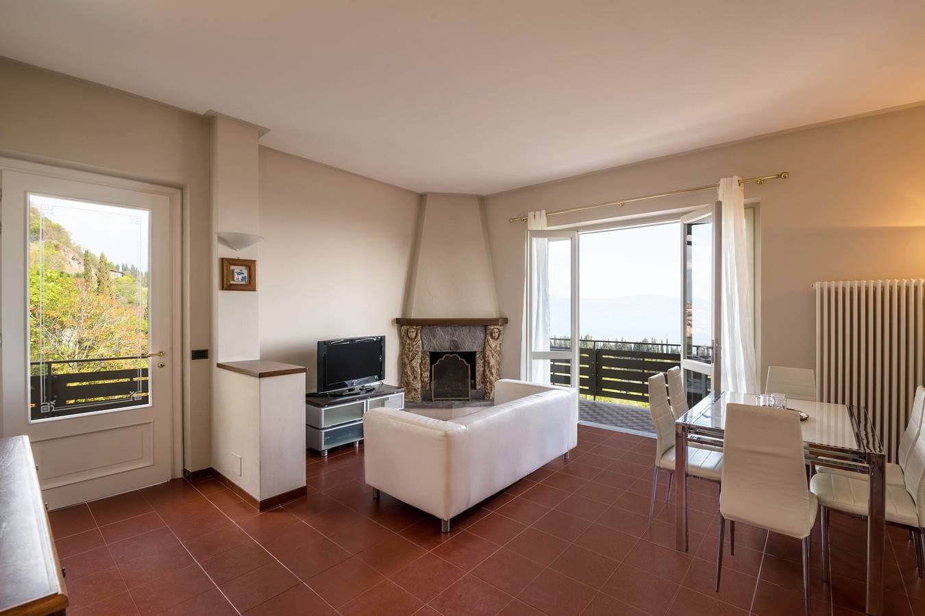 Foto 8 von 29: Fantastische Villa mit privatem Pool, Seeblick und Terrassen; Doppelgarage