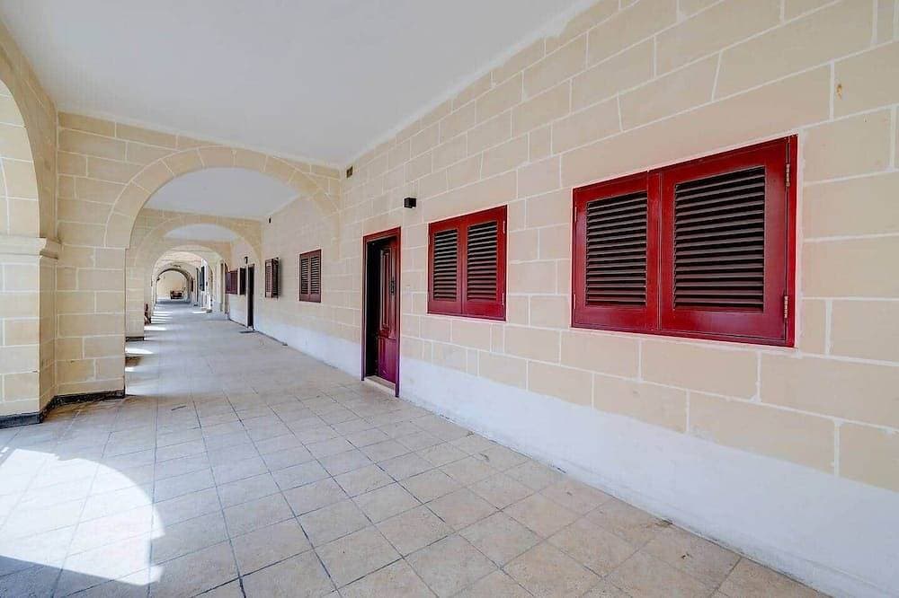 Charming 3Br Apartment, Steps from Balluta Bay 1