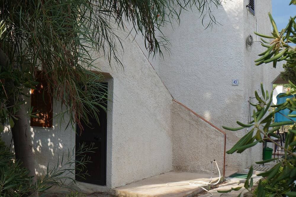 Foto 10 von 25: Schöne Wohnung in einer Villa, Privatstrand mit Sonnenschirmen und Liegen