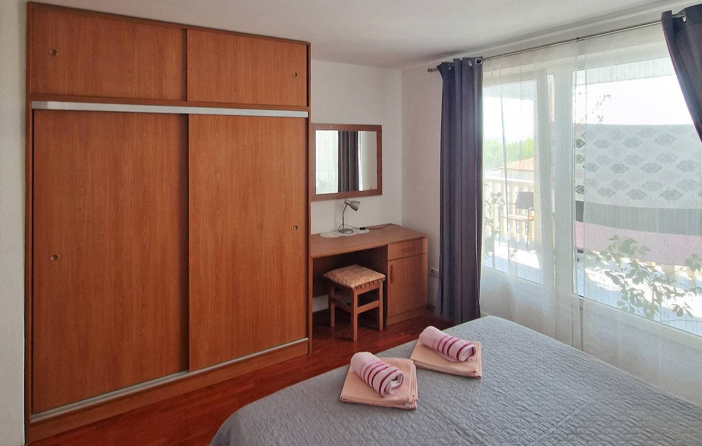 Foto 12 von 21: Charmante Unterkunft, 2 km vom Strand entfernt: 90 m² große Wohnung mit Pool und Terrasse