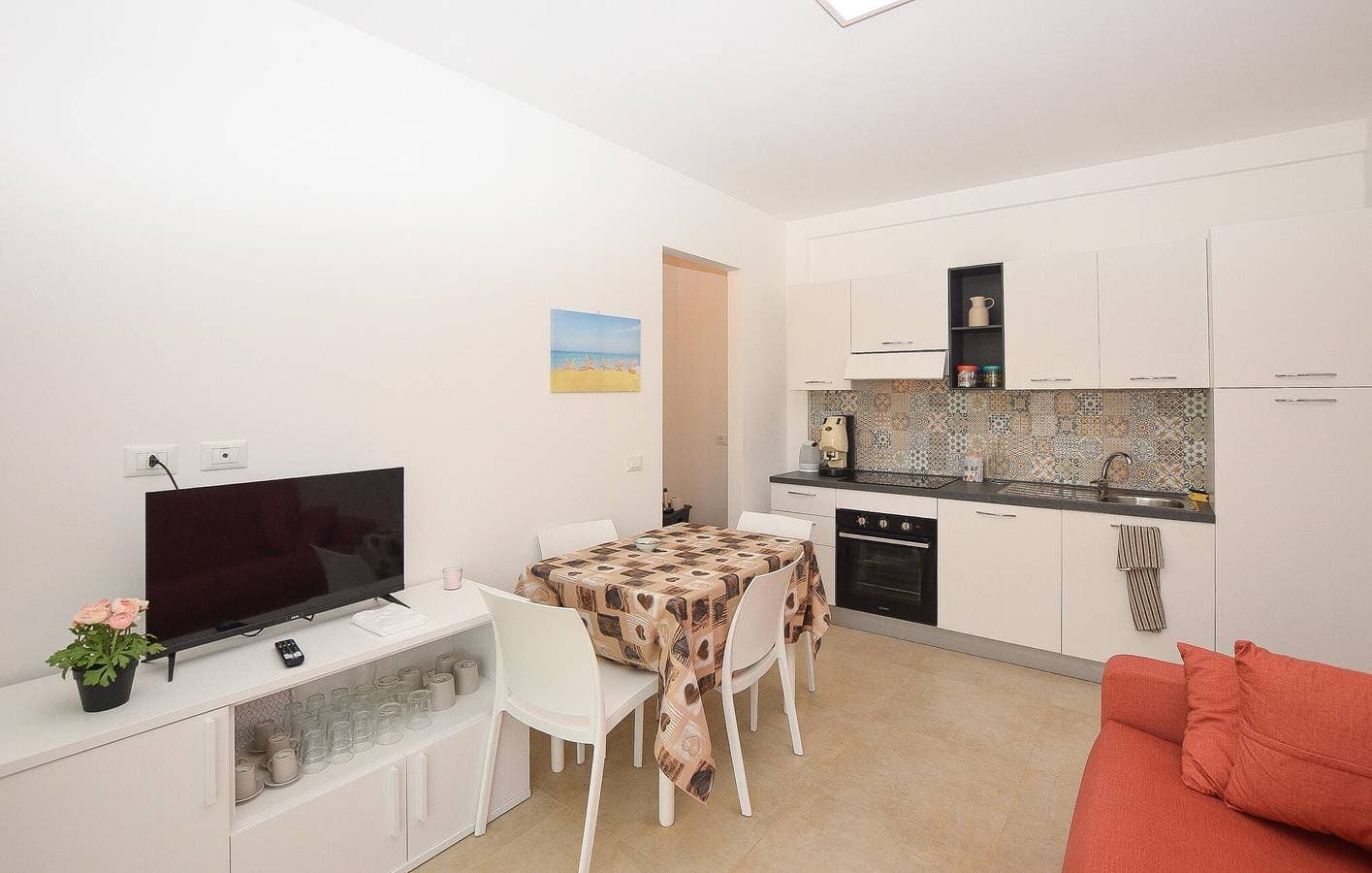 Foto 6 von 21: Apartment mit Meerblick, Parkplatz und AC, 2,5 km zum Strand