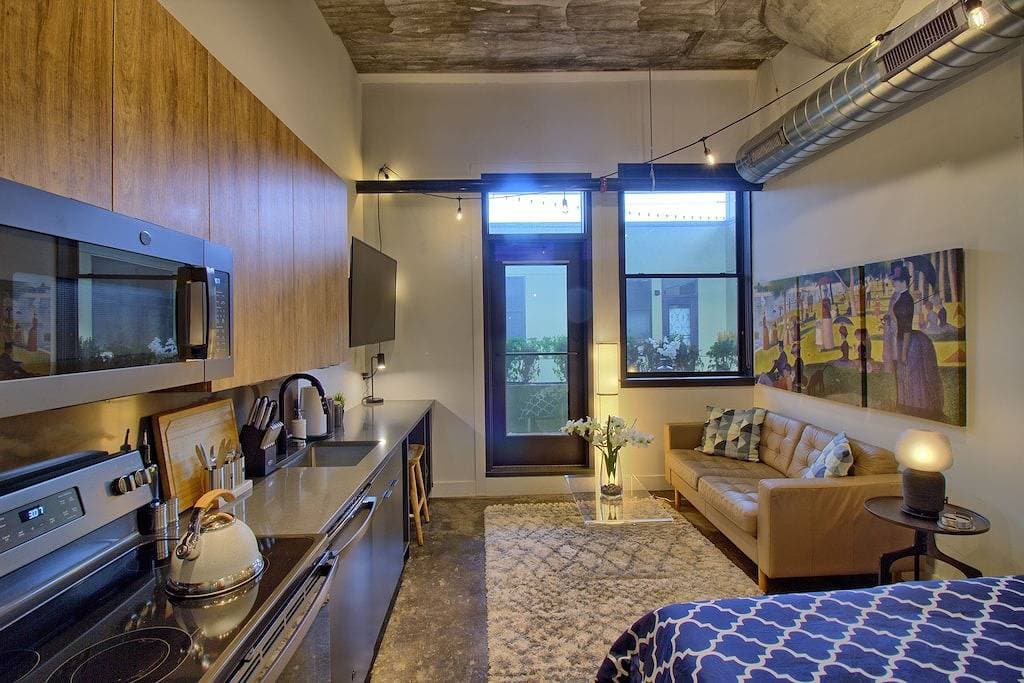 Foto 13 von 17: Chic Ultramodern Minimalist Studio Loft + Patio