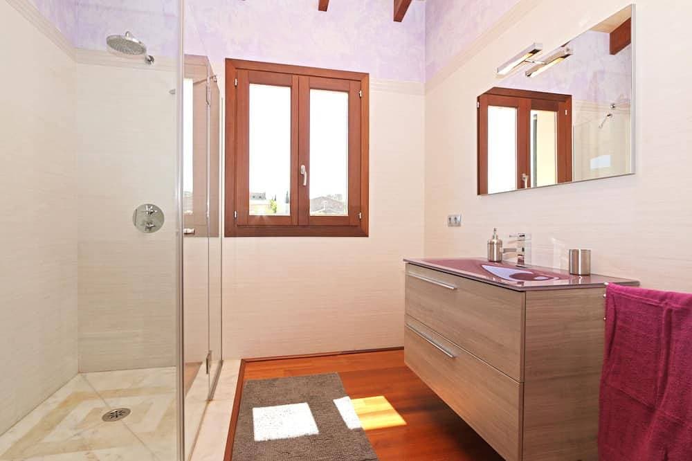 Foto 6 von 27: Geräumig, hochwertig, Terrasse, Pool, Garten, Familienfreundlich, Zentral, WiFi