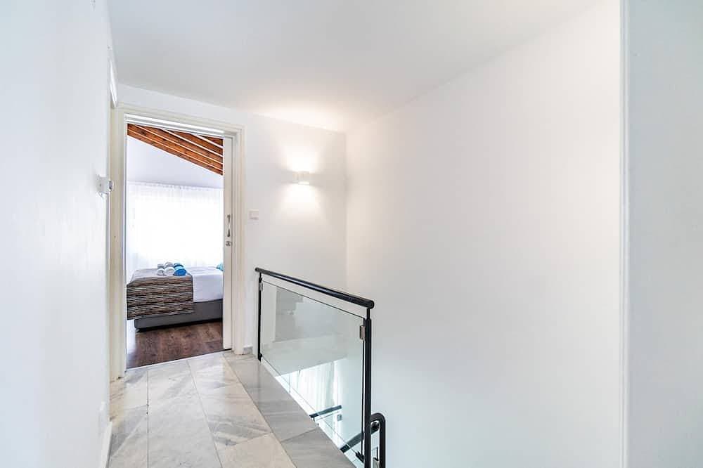 Foto 3 von 30: One Maisonette by Ezoria Villas