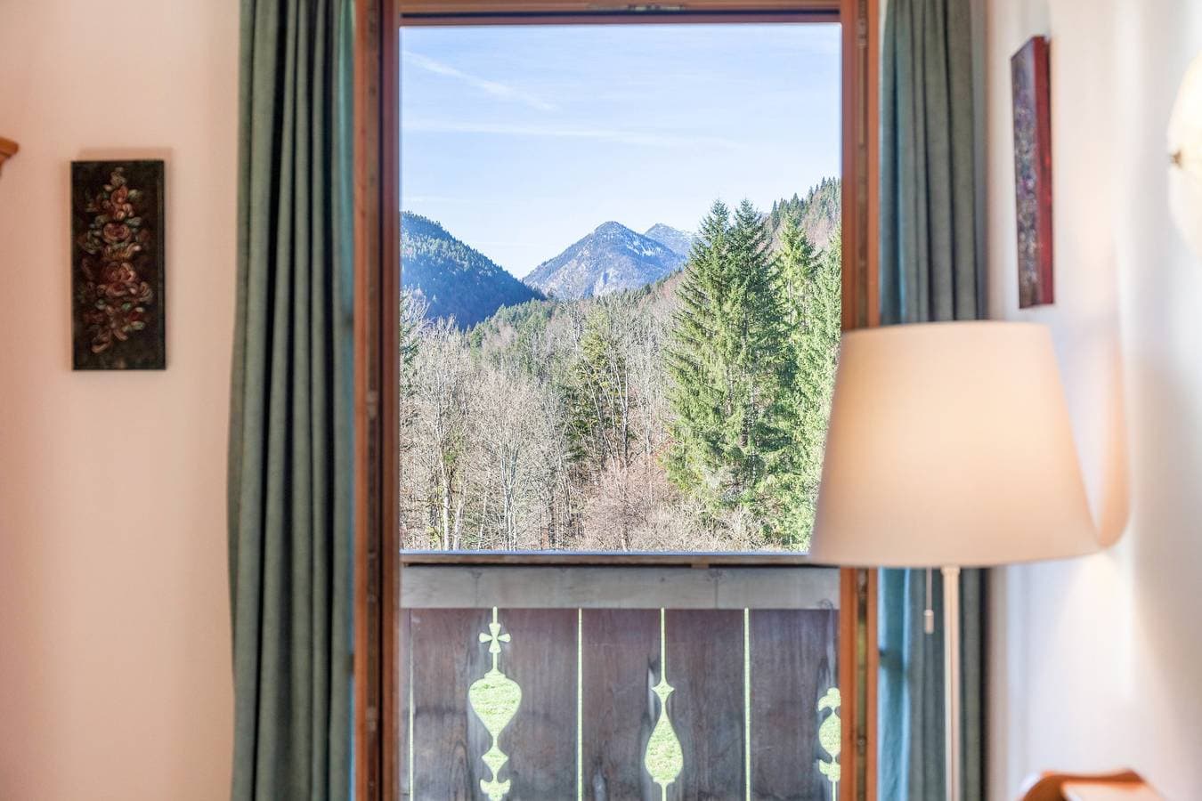 Foto 11 von 41: Ferienwohnung Karwendelblick mit Blick auf die Berge
