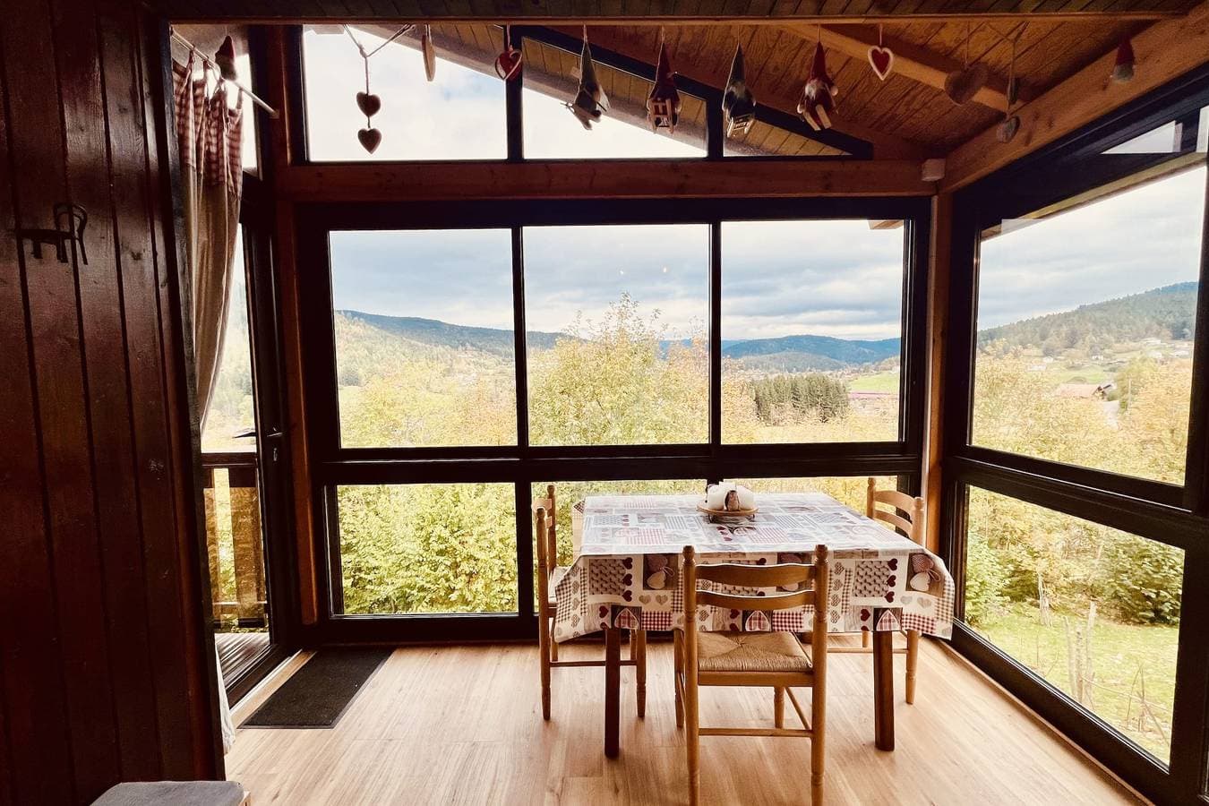 Foto 2 von 32: Chalet für 6 Personen mit Terrasse