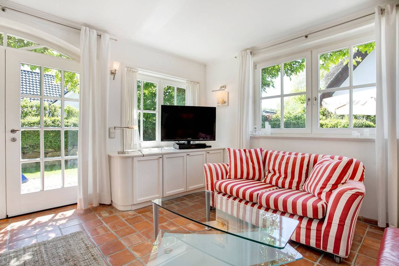 Foto 6 von 29: Ferienhaus "5 Sterne Reetdachhaus Wildröschen" mit privaten Terrassen, Garten und WLAN