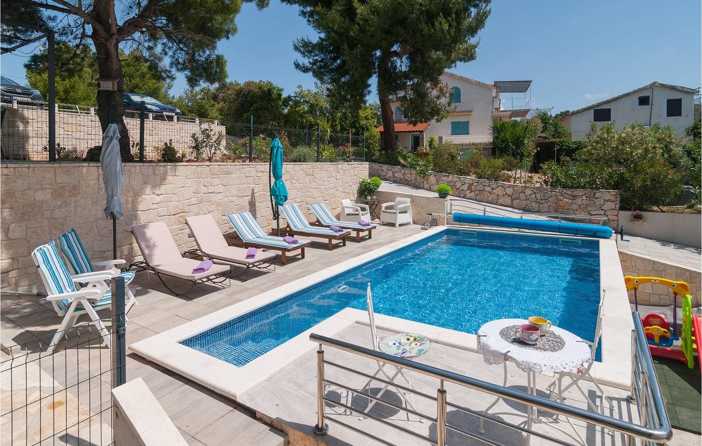 Foto 2 von 39: Gemütliche Ferienwohnung mit 2 Schlafzimmern, Pool und Terrasse, 400 m vom Zentrum von Maslinica entfernt