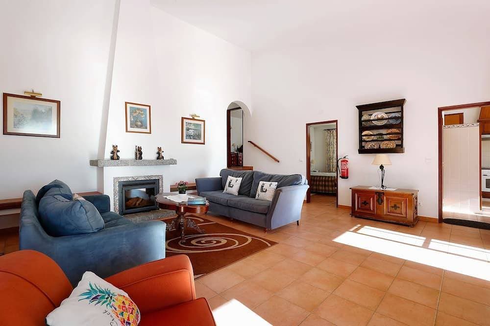 Foto 9 von 22: Schöne Villa, ideal für einen erholsamen Urlaub, mit Pool und Blick auf die Küste.