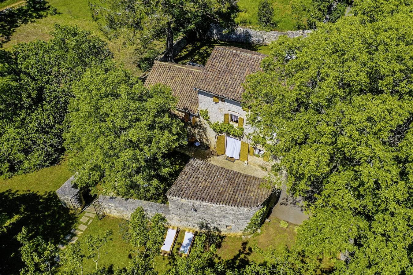 Foto 2 von 48: Ferienhaus Una * 1000 m2 Garten mit Liegewiese, Grill, WLAN