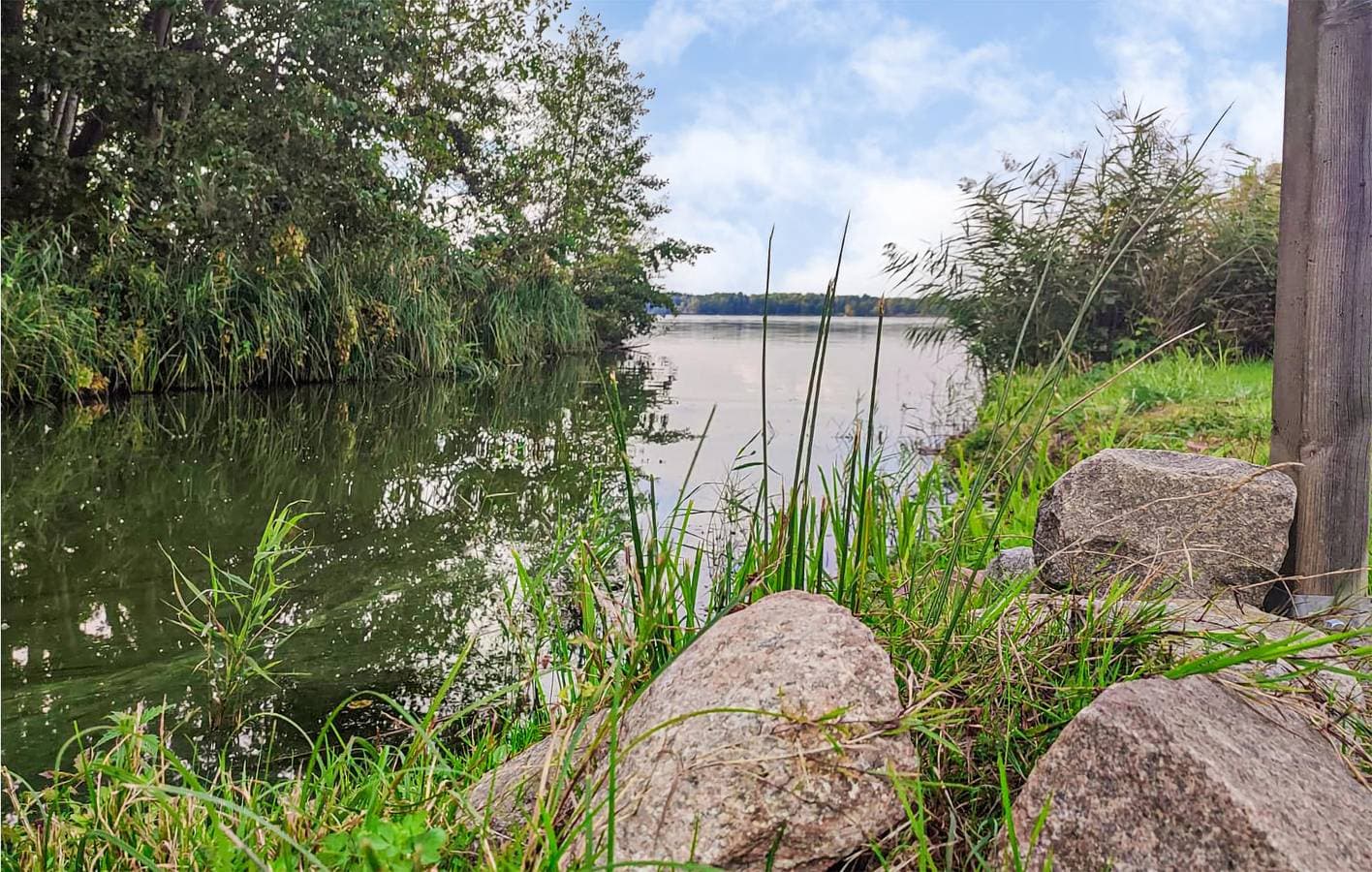 Foto 10 von 11: Rückzugsort am See mit Gartenterrasse und Parkplatz