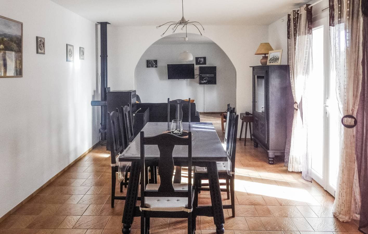 Foto 4 von 25: 119 sqft Ferienwohnung mit Parkplatz, Pool & Wifi