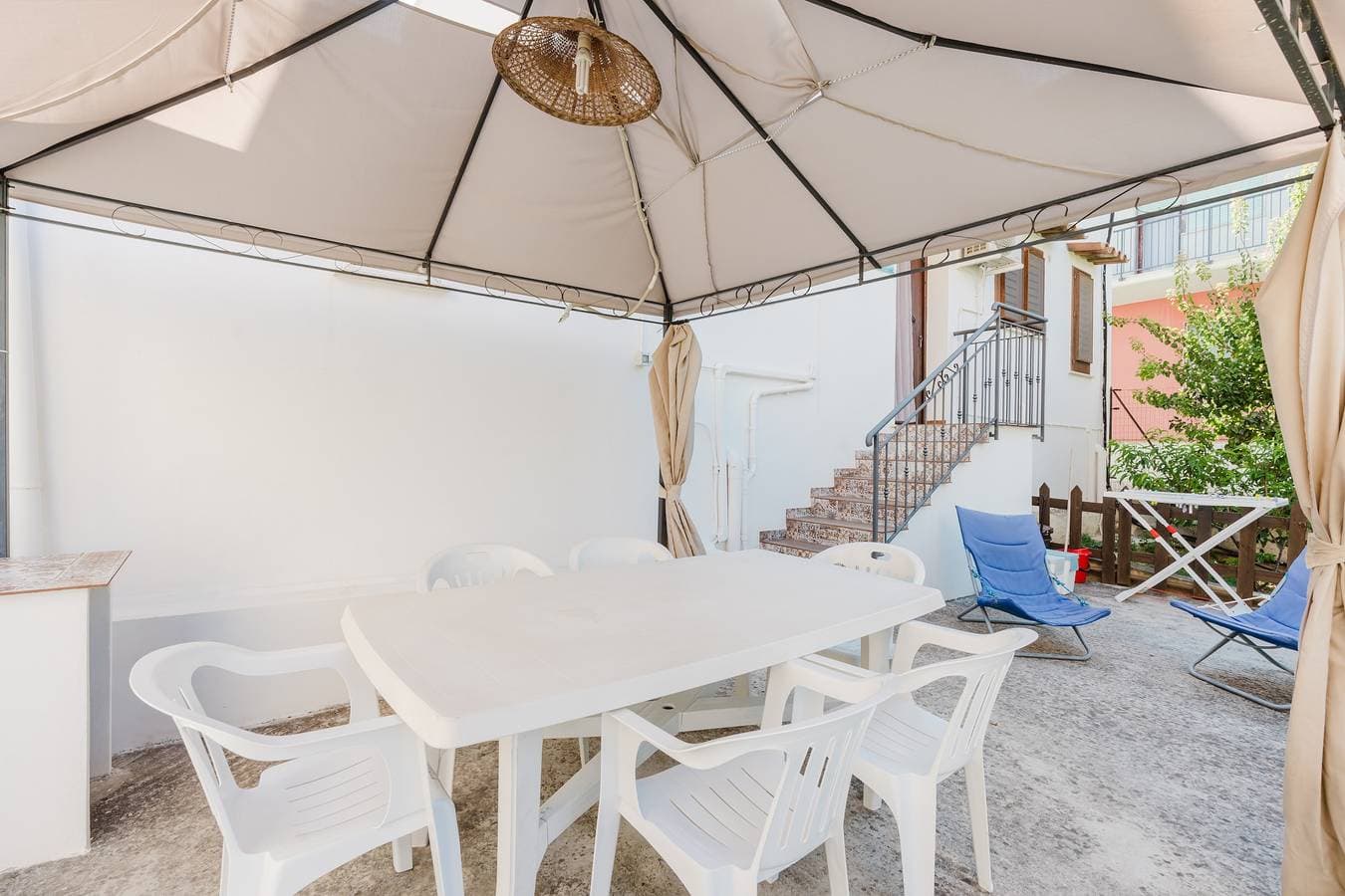 Foto 11 von 22: Ferienwohnung 'Sea Nest - Giardino E Spiaggia' mit Privatterrasse, Wi-Fi und Klimaanlage
