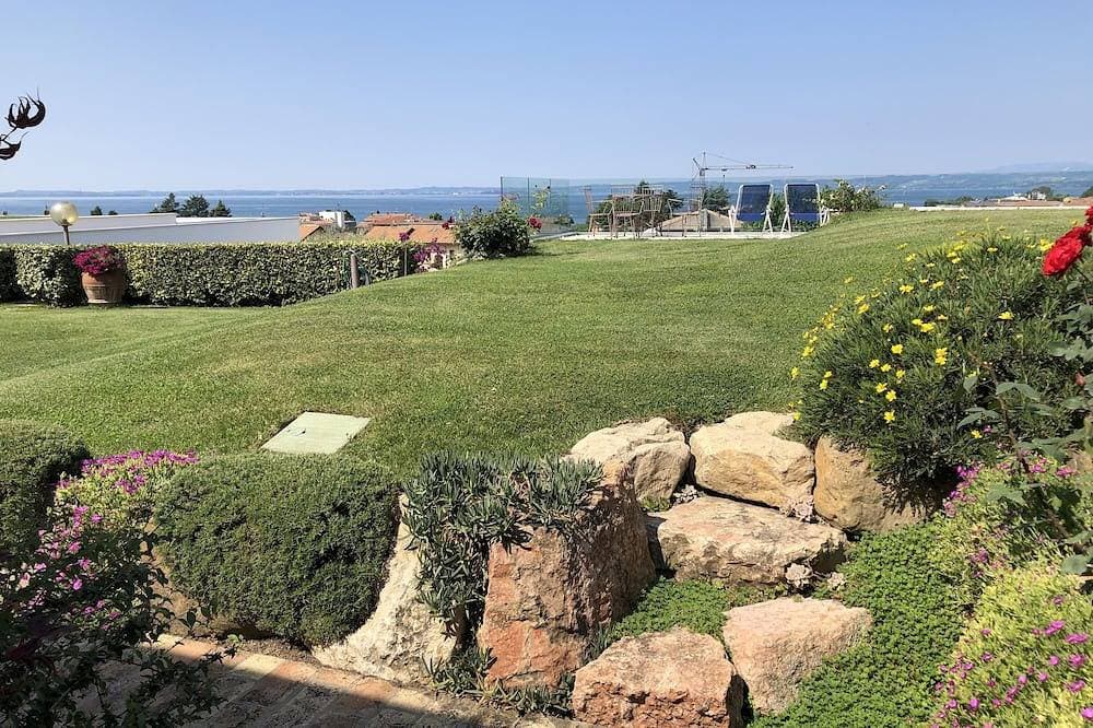 Foto 9 von 30: Apartment innerhalb einer Villa, großer Garten mit Blick auf See und Pool