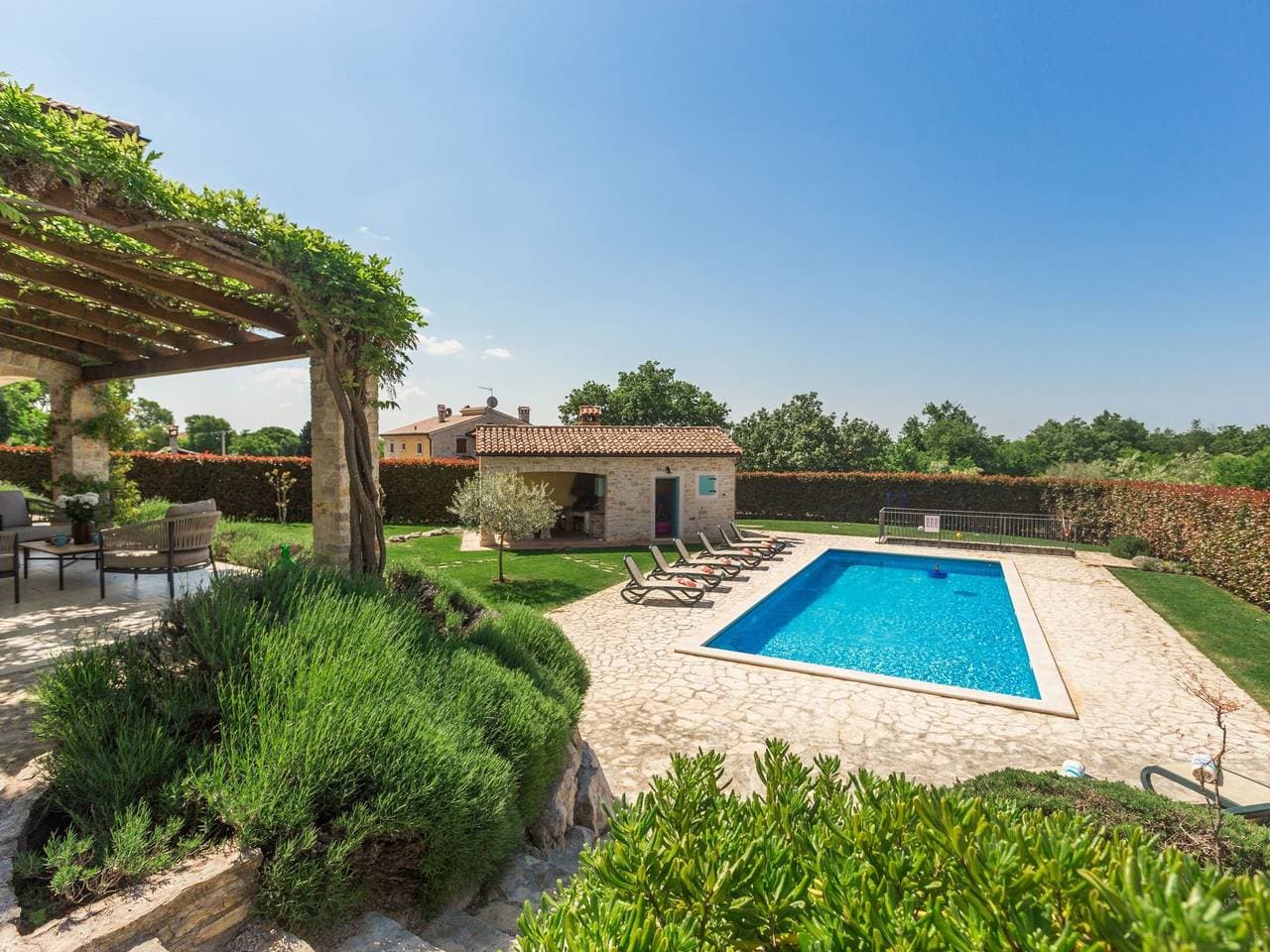 Foto 2 von 55: Villa mit Pool, Garten und Sommerküche