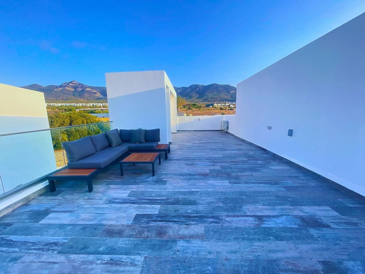 Foto 7 von 34: "Azure Pearl" Meerblick-Loft mit Dachterrasse & Pool“