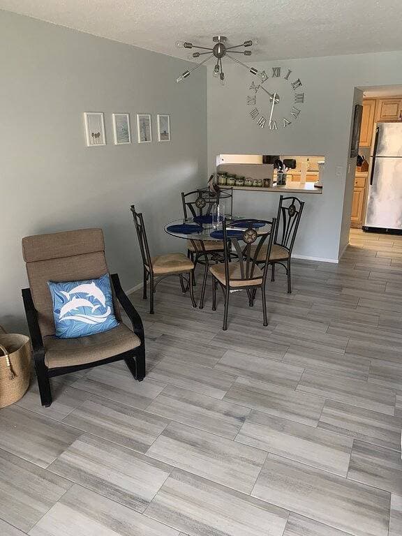 Foto 4 von 32: Cozy Beachfront Retreat; Updated modern décor