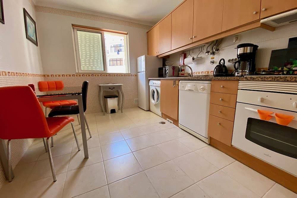 Foto 9 von 23: Carvoeiro town apartment wifi, elevator, roof terrace, airconditioning,  garage.