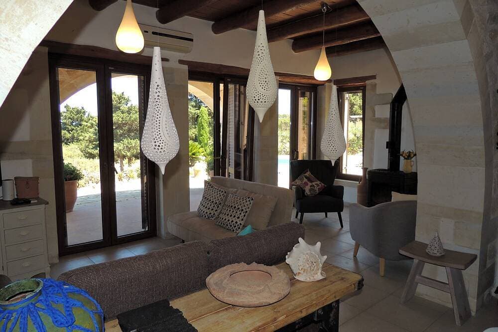 Foto 7 von 30: Beautiful Stone Villa With Peaceful Setting, Private Pool and Lovely sea Views
