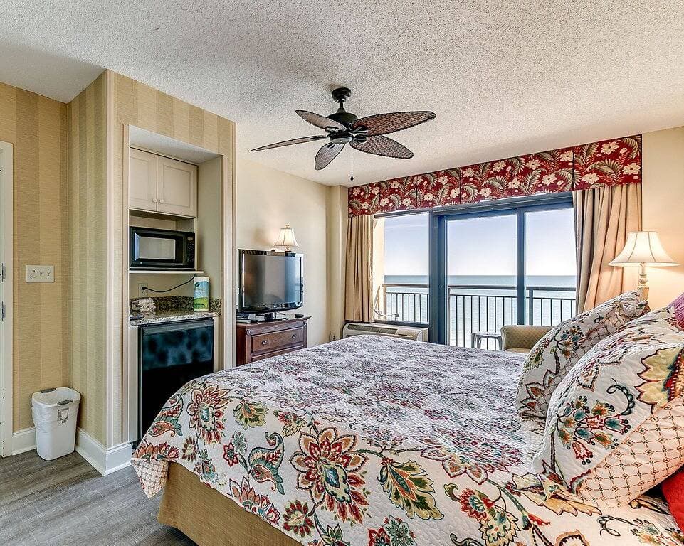 Foto 2 von 33: Luxury Oceanfront Studio mit großem Balkon am Meer - von Luxury Beach Rentals
