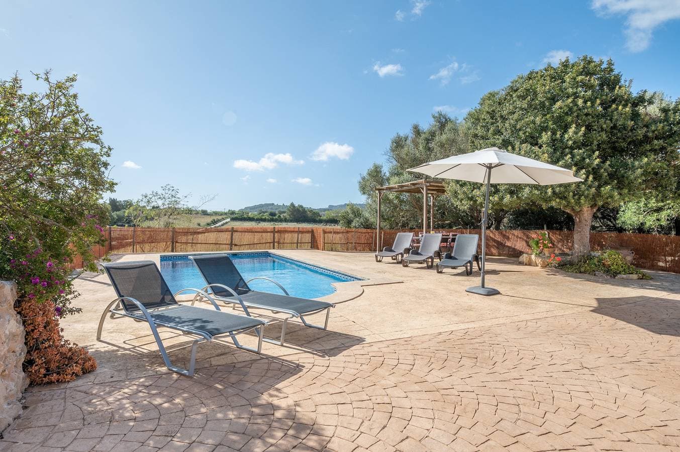 Foto 2 von 25: Mallorquinische Finca Ses Comes de Son Cladera mit privatem Pool und Bergblick