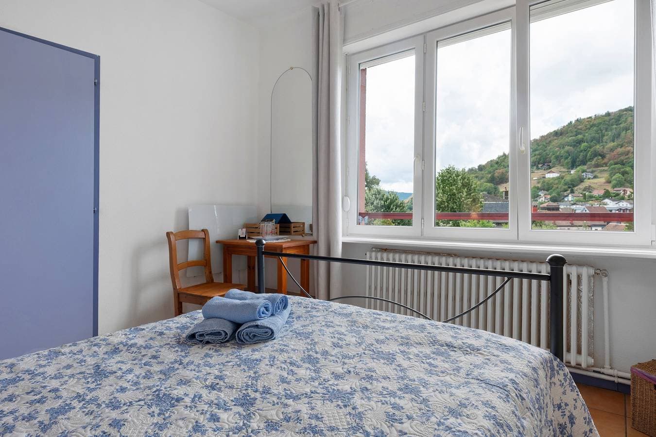 Foto 2 von 33: Gästezimmer „Chambre D – Sportive“ mit Bergblick, gemeinsamer Terrasse und WLAN