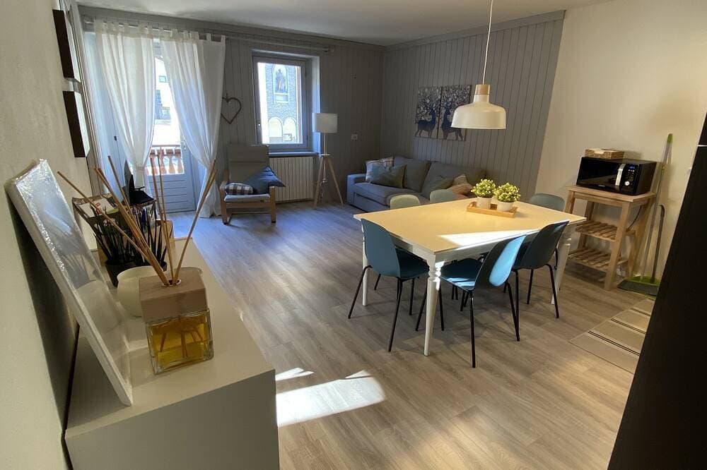 90sqm warm and cozy overlooking the square of Isolaccia.5 min from Bormio 1