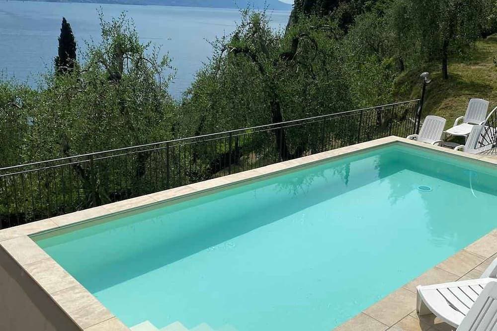 Ferienwohnung mit Balkon, Seeblick und Pool 1