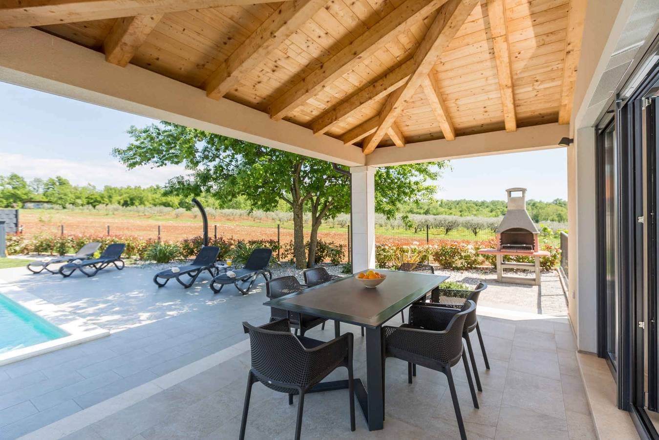 Foto 4 von 47: Ferienhaus mit Pool und schöner überdachter Terrasse