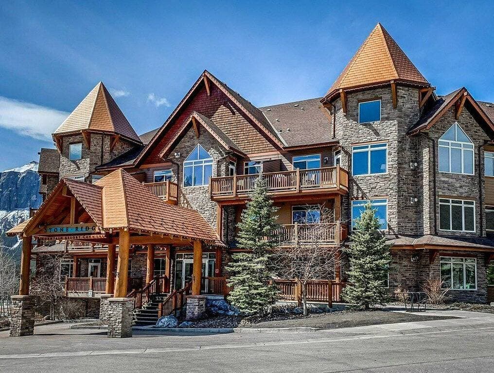 Welcoming Poolside Condo – Perfect for Couples! 1