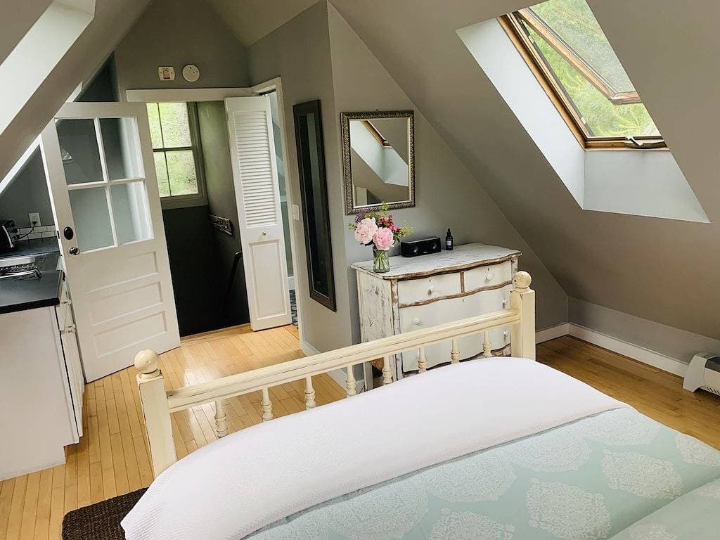 Foto 4 von 22: Jacobs Ave Cottage - in der Stadt (Ev Ladegerät Hook-Up)